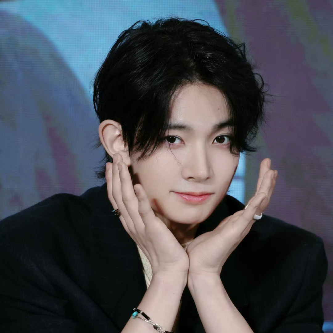 Latest photo of Heeseung (ENHYPEN)