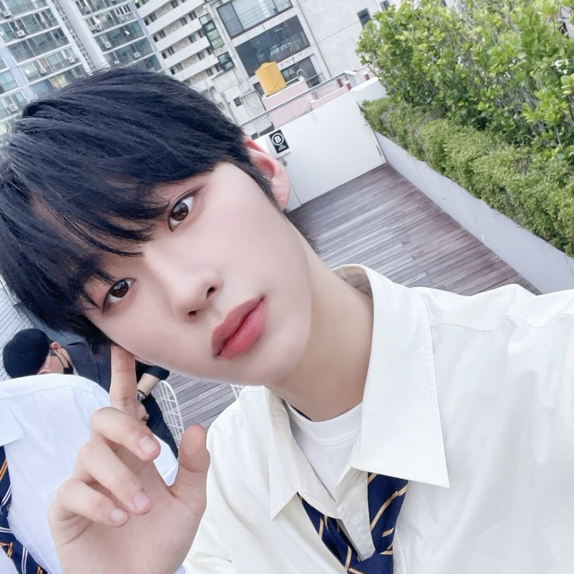 Behind-the-scenes cut of Hyun
