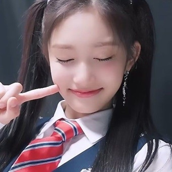 イソ (IVE)の舞台裏ショット