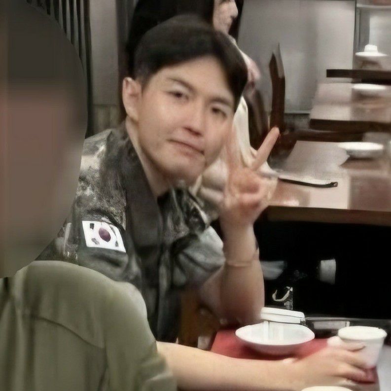 Behind-the-scenes cut of Kim Jaehwan