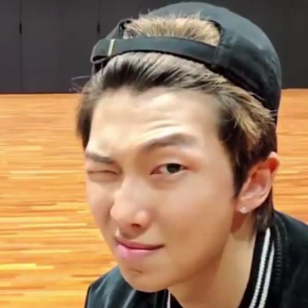 Foto aktivitas terbaru RM (BTS)