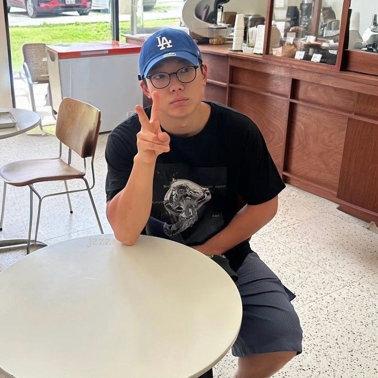 Foto aktivitas terbaru BOBBY (iKON)