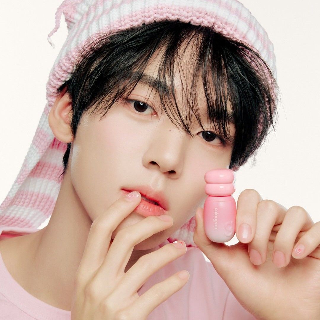Recent activity shot of Han Yujin (ZEROBASEONE)