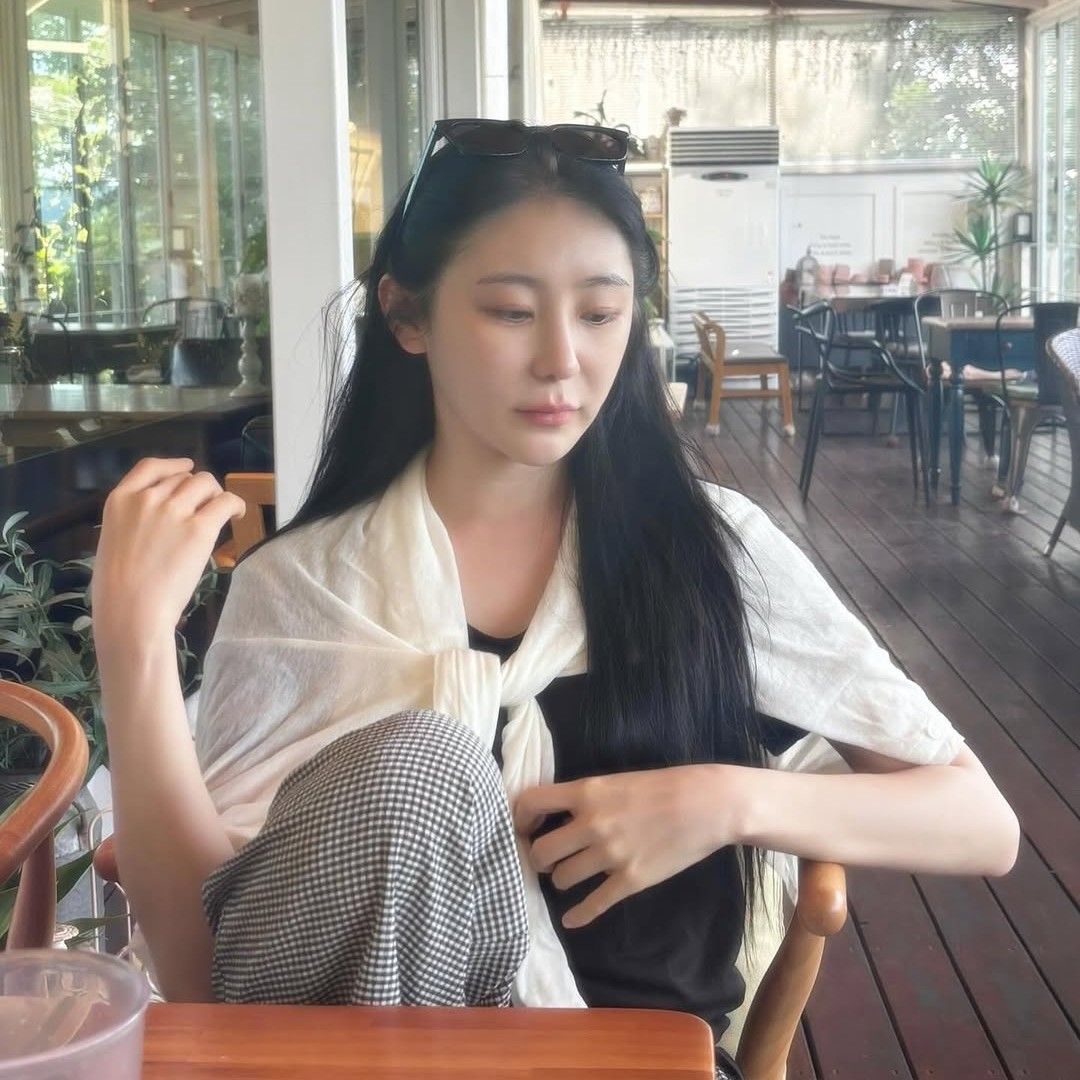 A moment captured by Lee Chaeyeon's fan