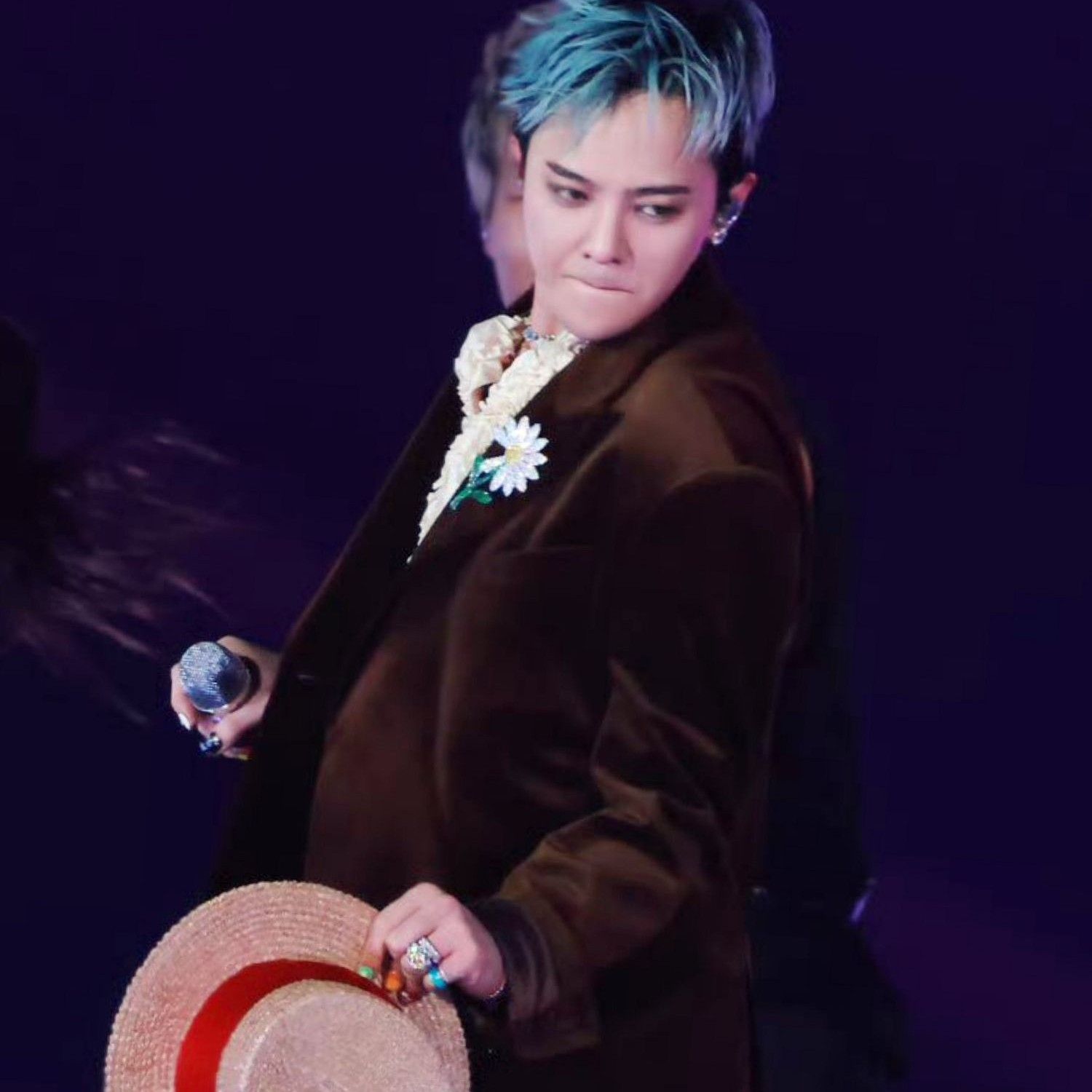 Foto aktivitas terbaru G-DRAGON (BIGBANG)