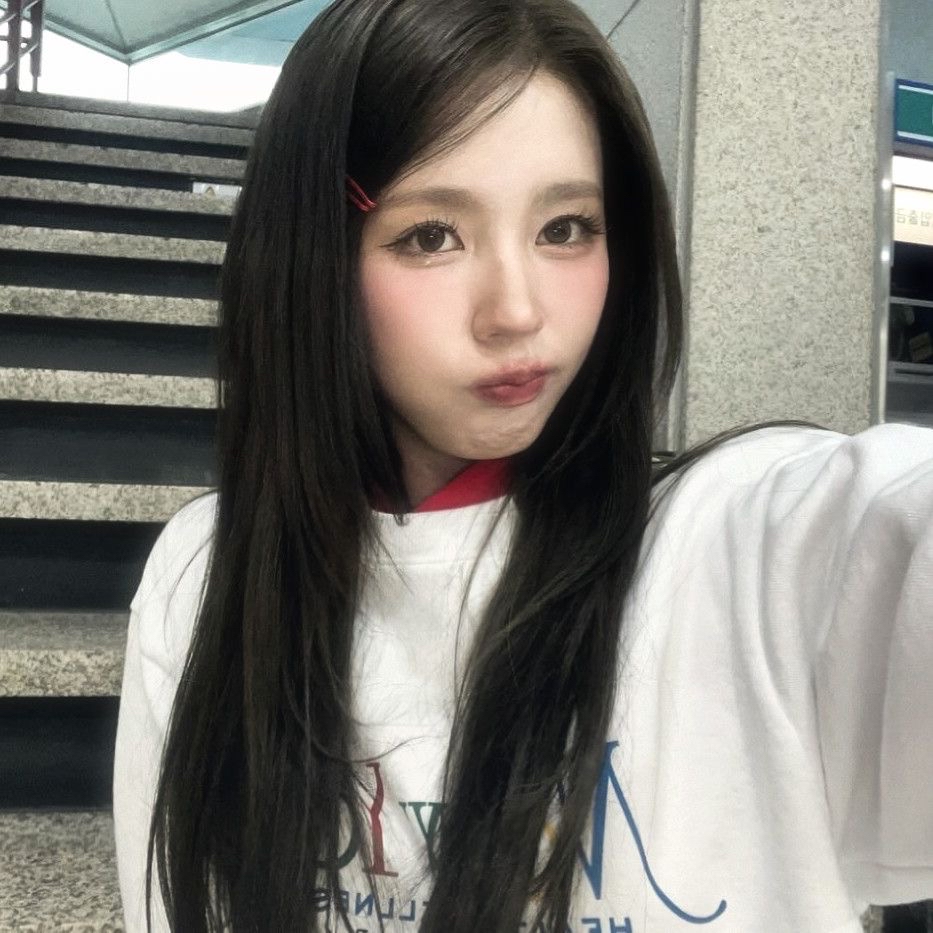 Behind-the-scenes cut of Miyeon (i-dle)