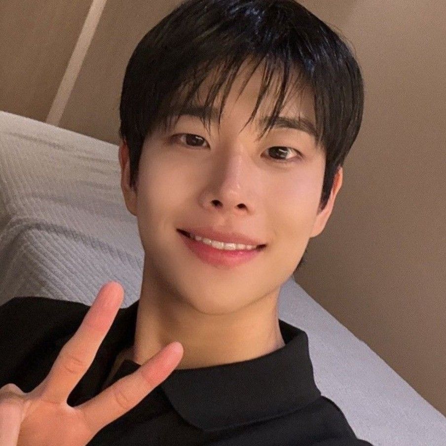 A moment captured by MJ (ASTRO)'s fan