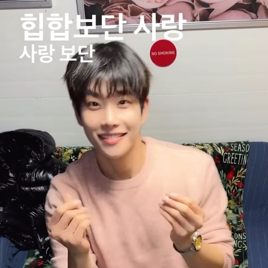 A moment captured by MJ (ASTRO)'s fan