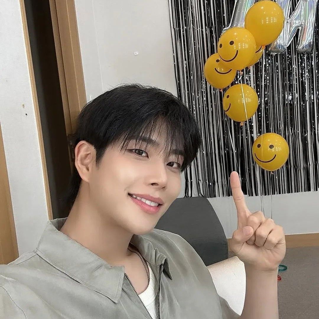 A moment captured by MJ (ASTRO)'s fan