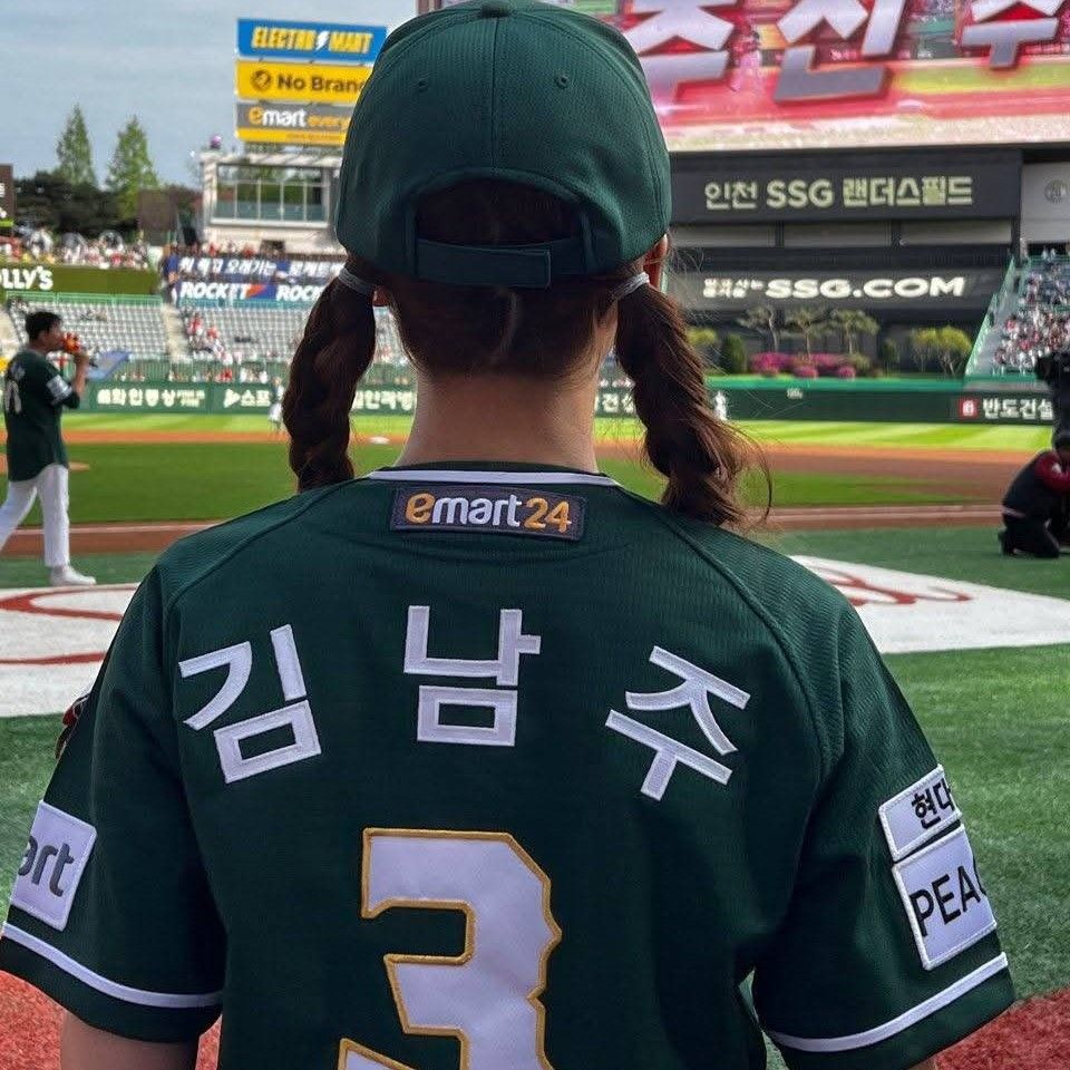 A moment captured by Kim Namjoo (Apink)'s fan