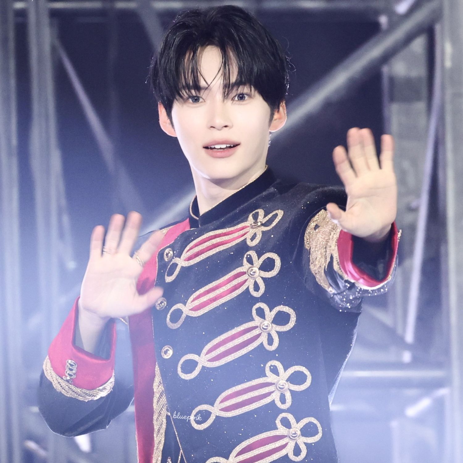 Potret di balik layar Sung Hanbin (ZEROBASEONE)