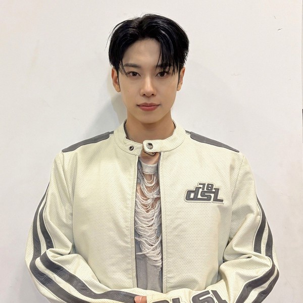 ドンヒョン AB6IX MXM サイン AB6IXとのコラボレーションアイテム発売 - NYLON JAPAN