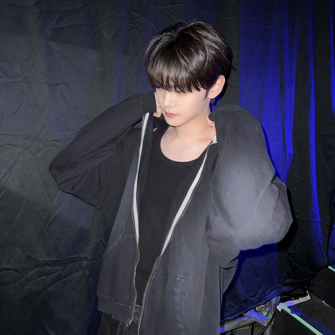 Recent activity shot of Kim Gyuvin (ZEROBASEONE)