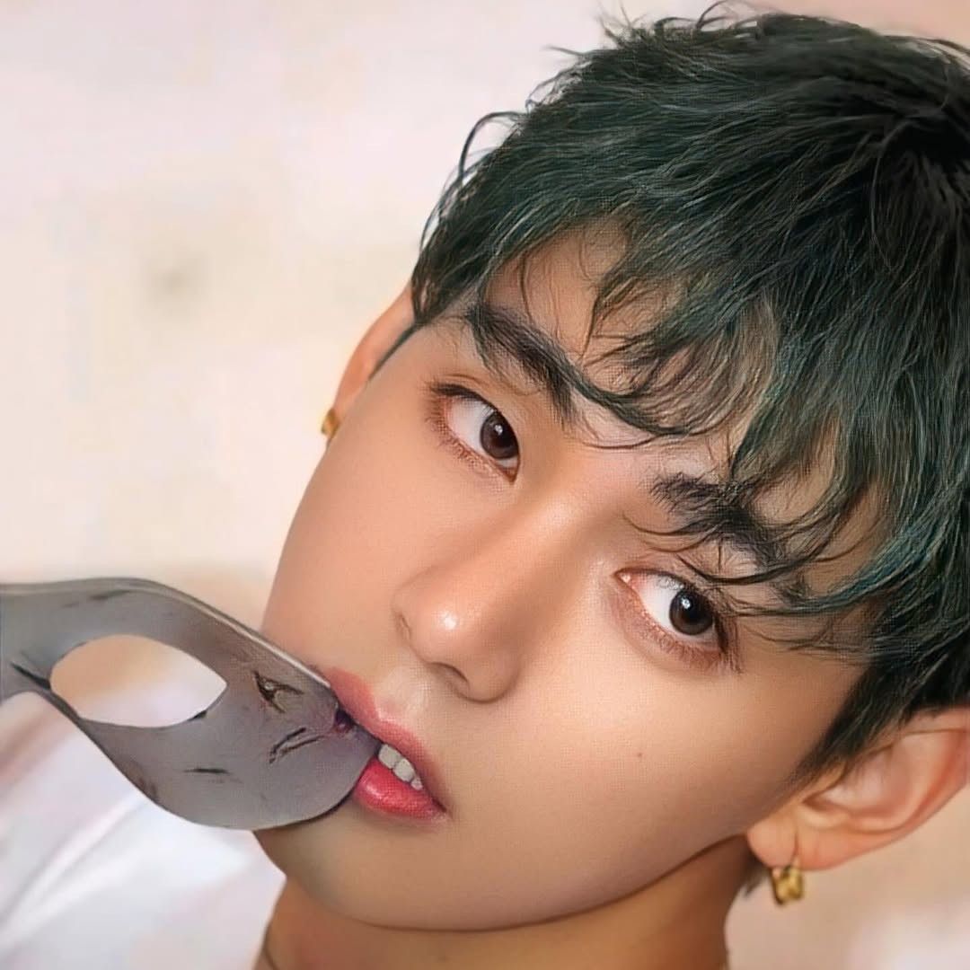 Behind-the-scenes cut of V (BTS)