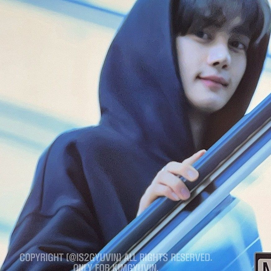Latest photo of Kim Gyuvin (ZEROBASEONE)