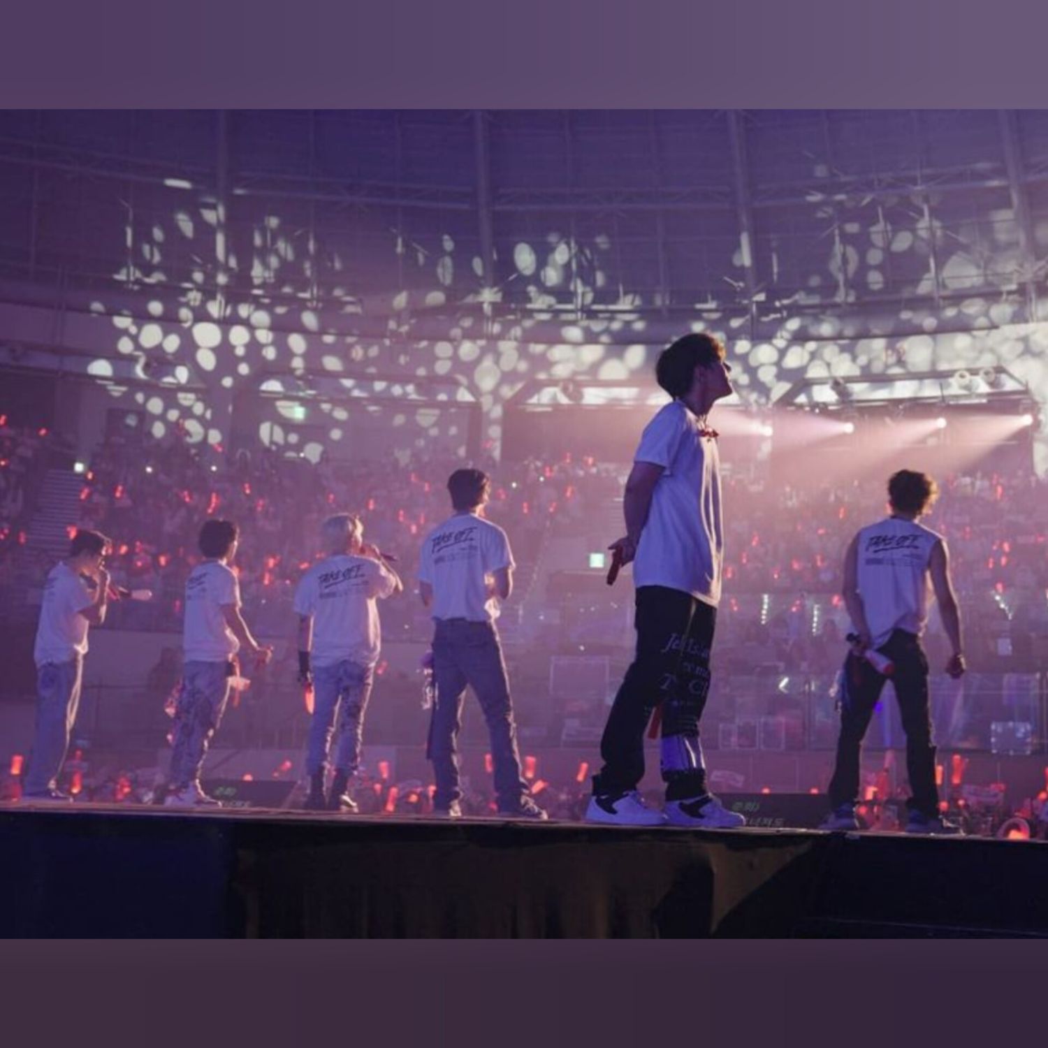 Behind-the-scenes cut of iKON