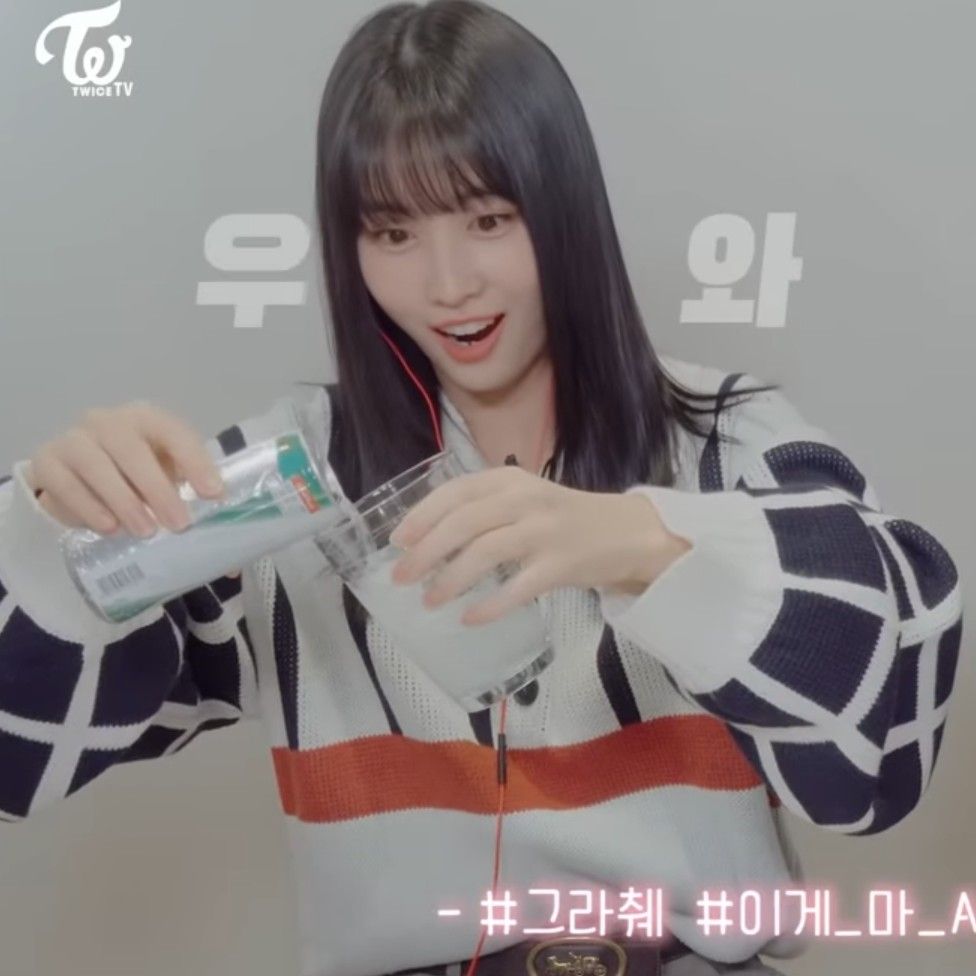 Behind-the-scenes cut of Momo (TWICE)