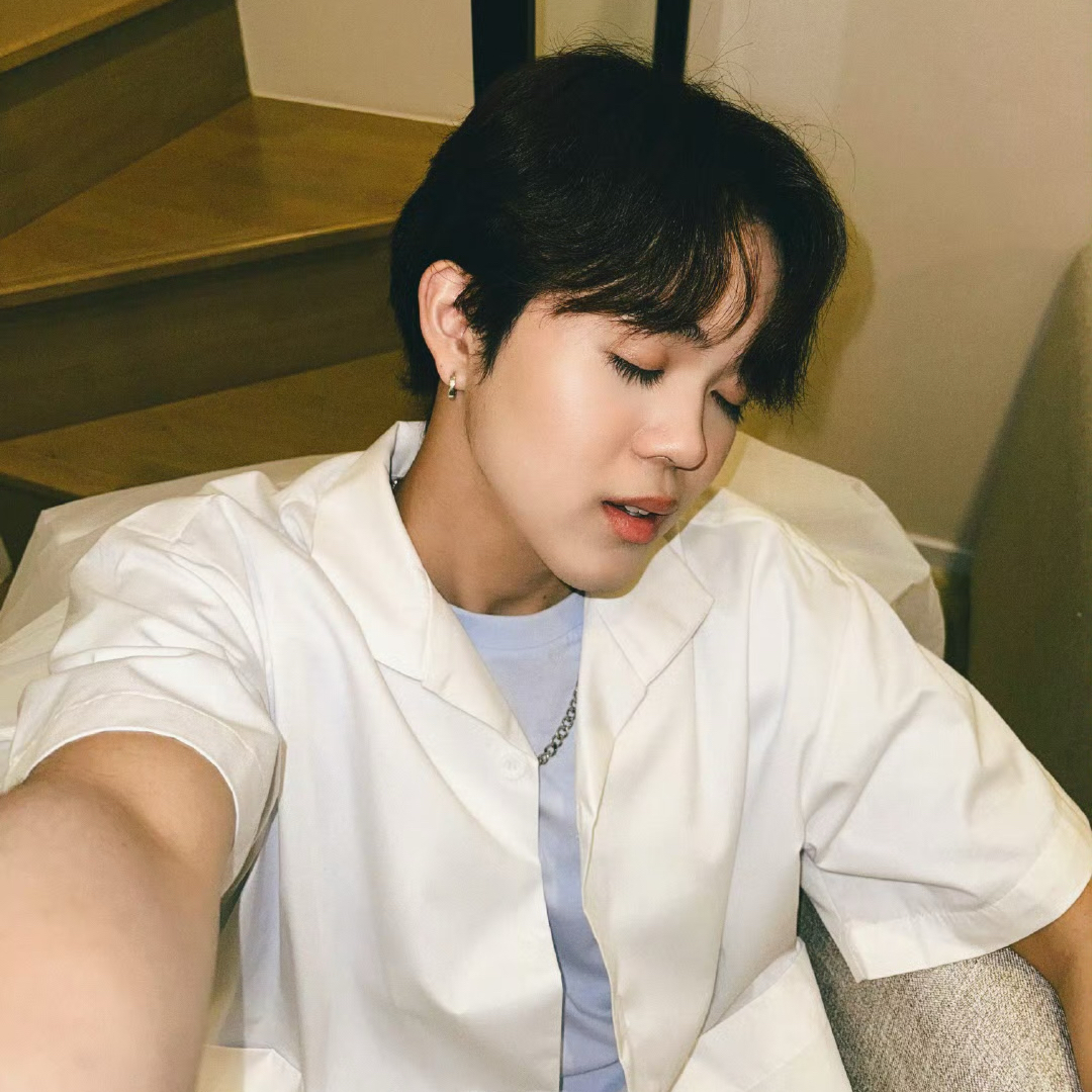 A moment captured by THI-O (NexT1DE)'s fan