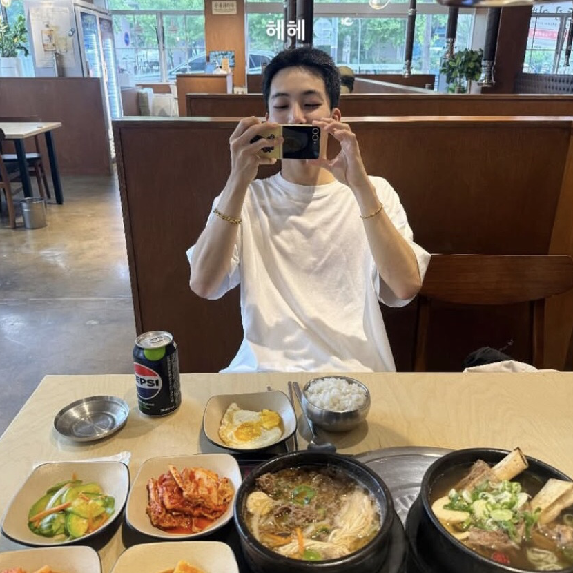 A moment captured by Jeonghan (SEVENTEEN)'s fan