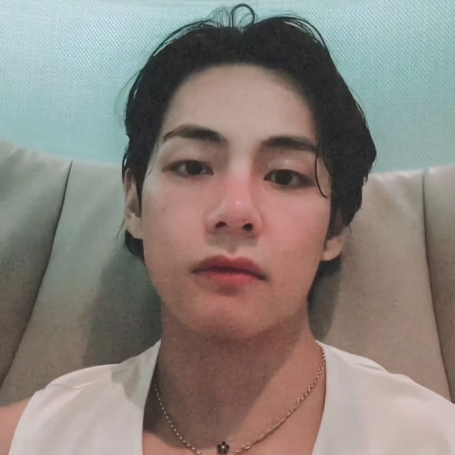 Behind-the-scenes cut of V (BTS)