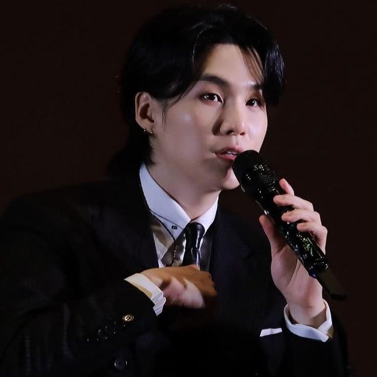 Foto aktivitas terbaru SUGA (BTS)