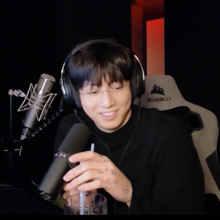 Foto aktivitas terbaru Jungkook (BTS)