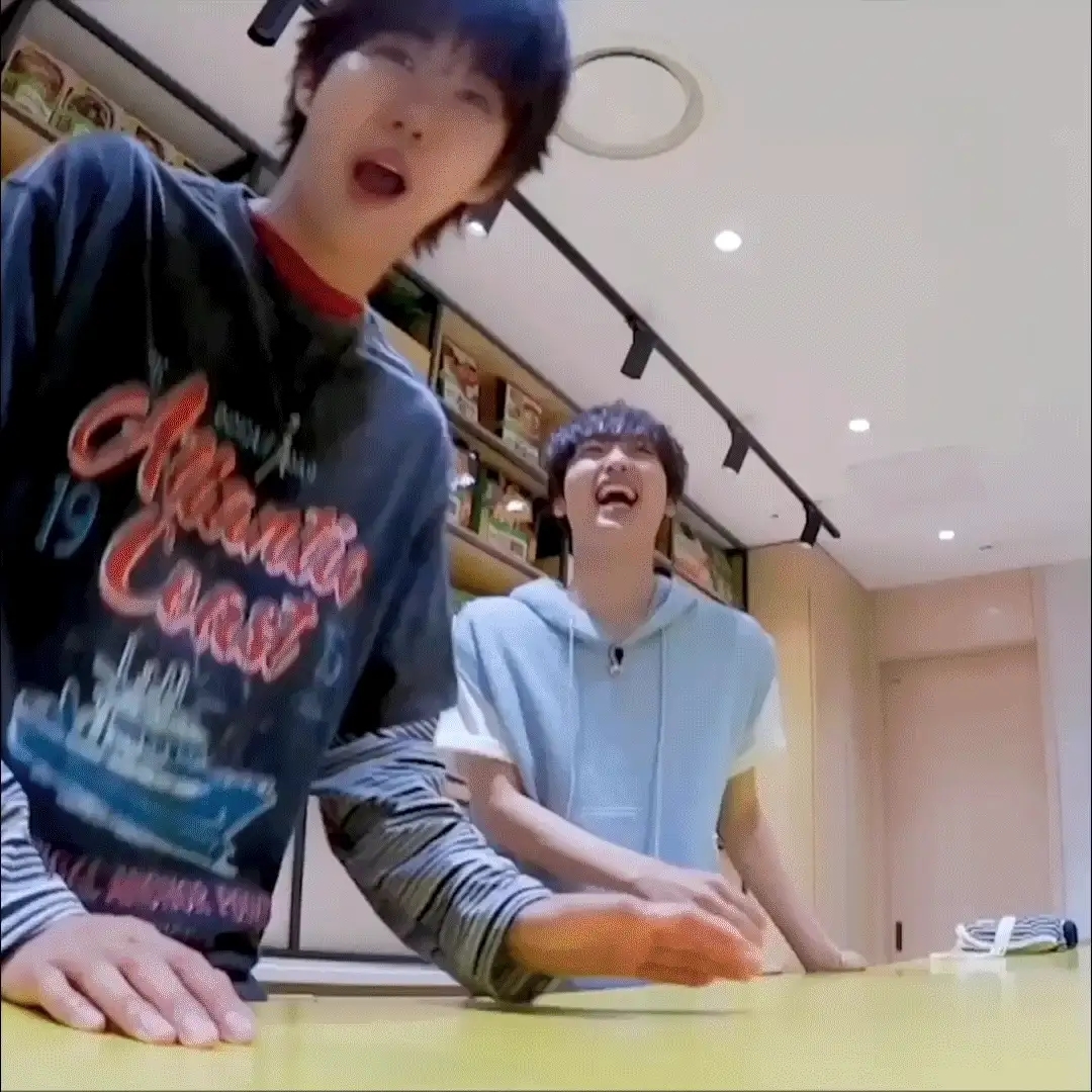 Latest photo of Hyeongjun (CRAVITY)