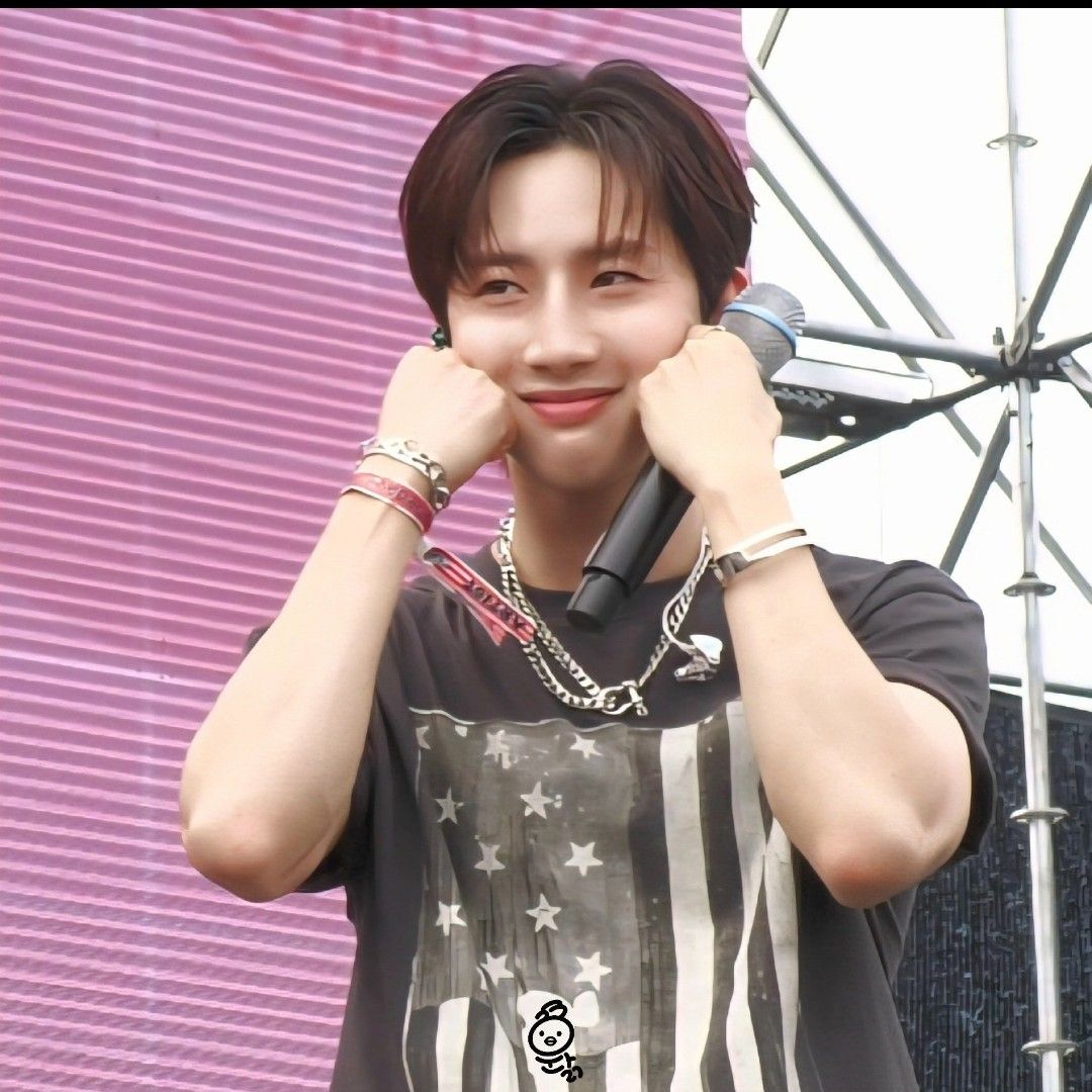 Recent activity shot of Hui (PENTAGON)