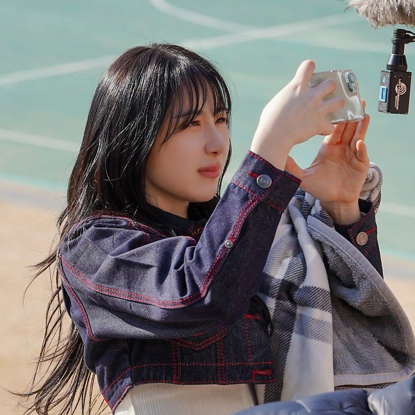 Behind-the-scenes cut of Lee Chaeyeon