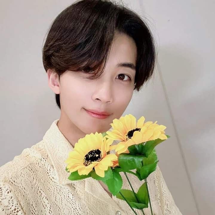 A moment captured by Jeonghan (SEVENTEEN)'s fan