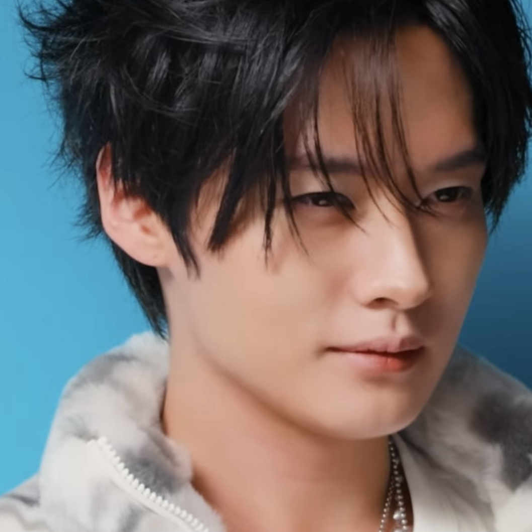 Latest photo of Lee Know (Stray Kids)