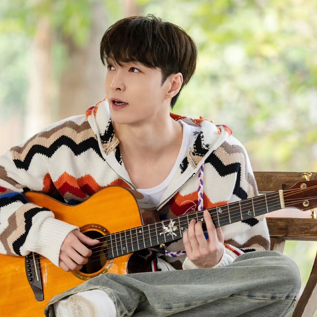 Latest photo of Lay (EXO)