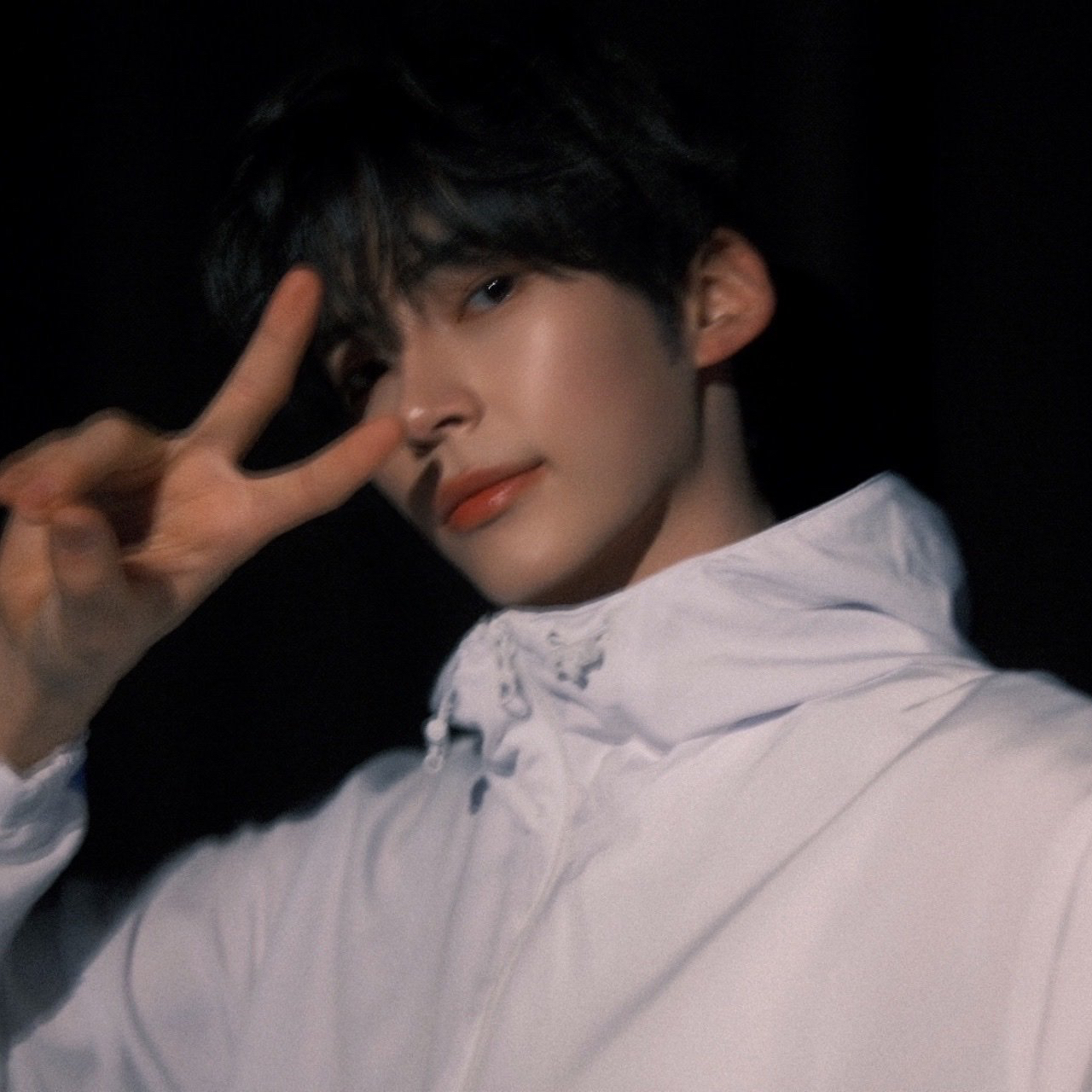 Behind-the-scenes cut of Sung Hanbin (ZEROBASEONE)