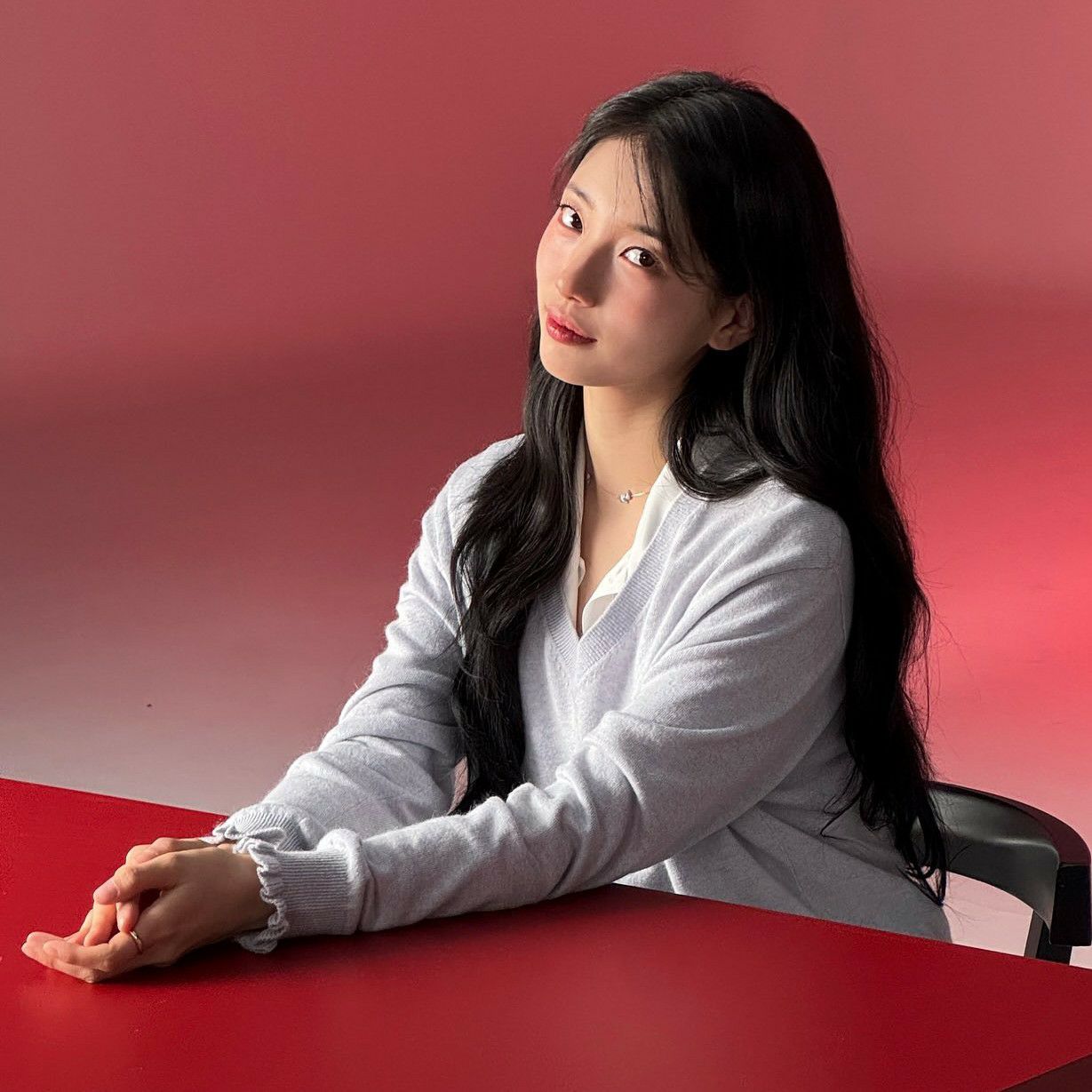 Behind-the-scenes cut of Suzy