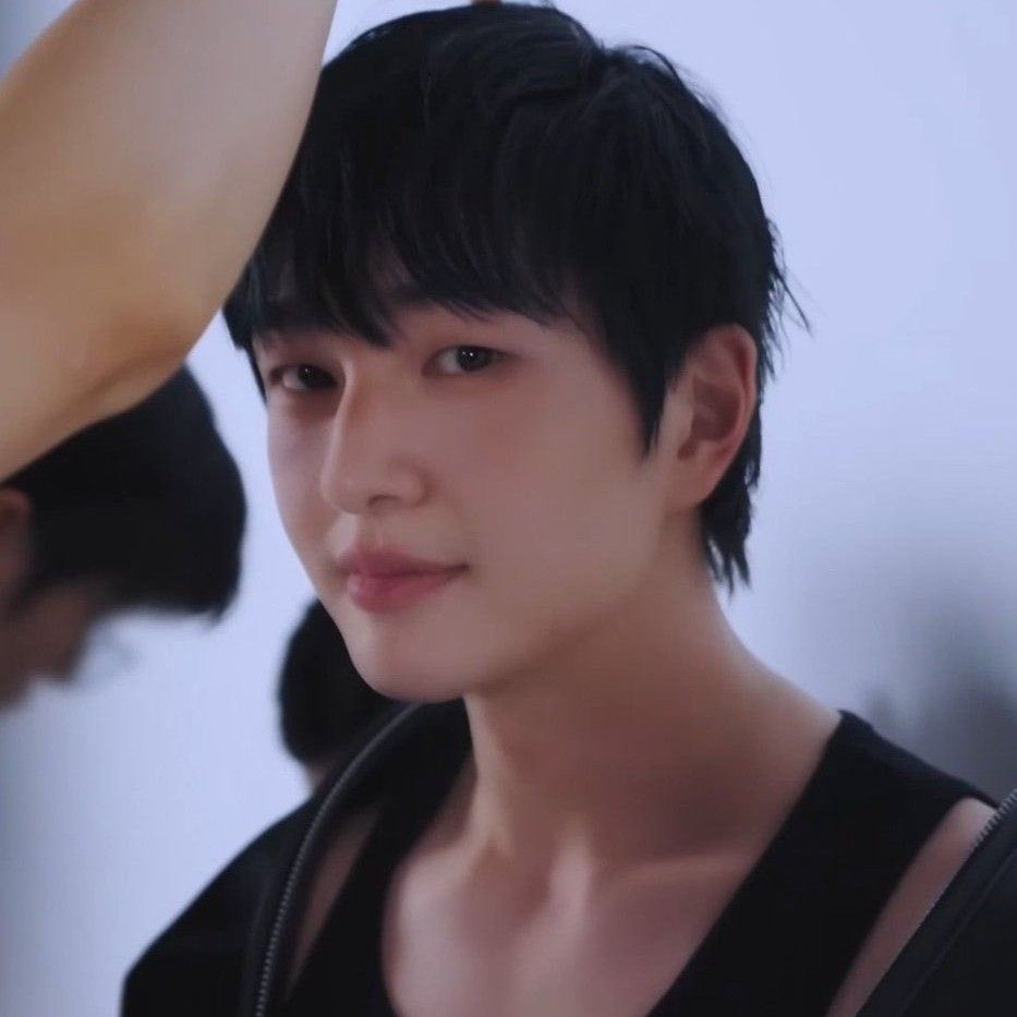 Behind-the-scenes cut of Onew (SHINee)