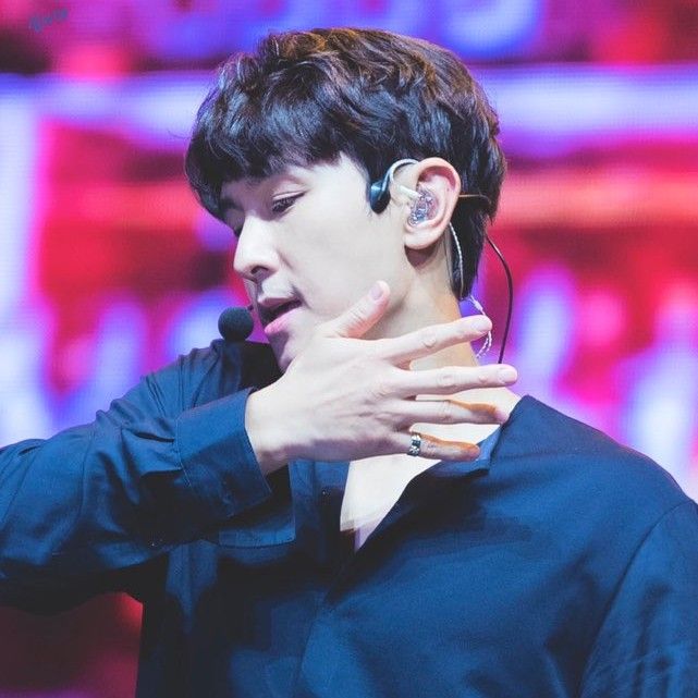 A moment captured by Kim Dongwan (SHINHWA)'s fan