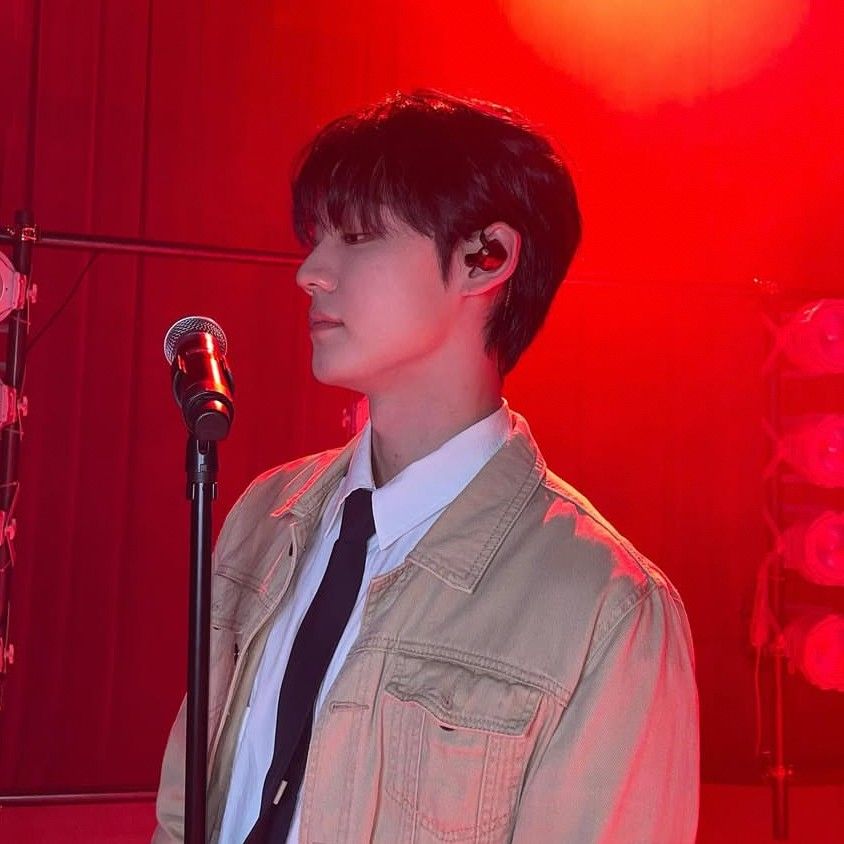 A moment captured by Chan (A.C.E)'s fan