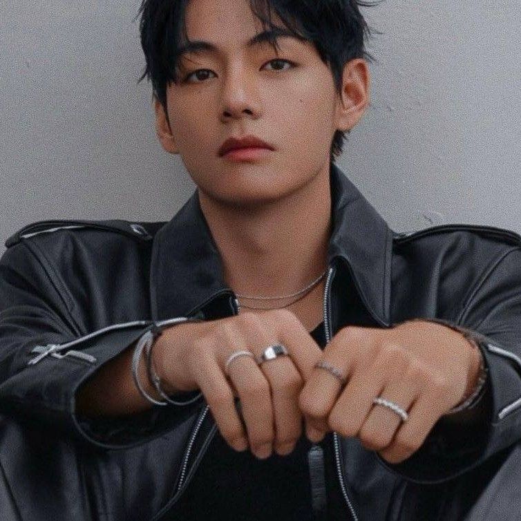 뷔 (방탄소년단)의 최신 사진