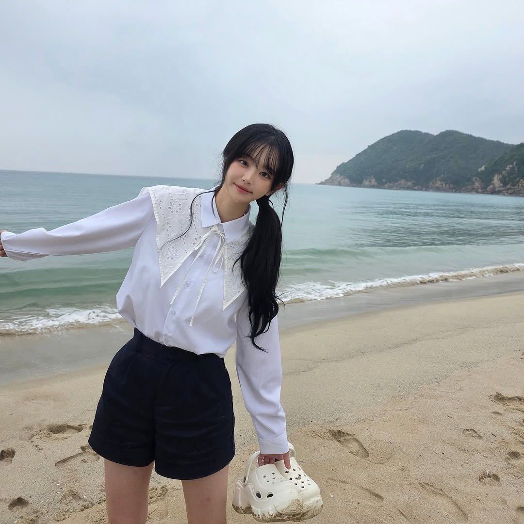 A moment captured by QWER's fan