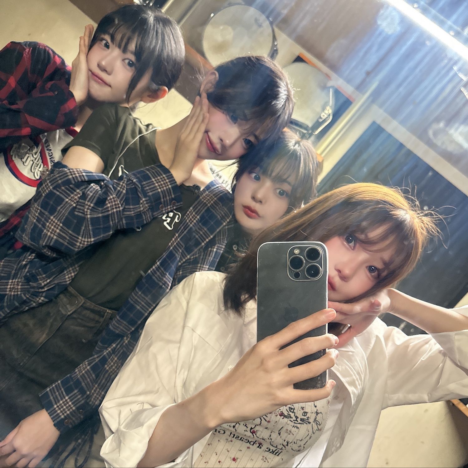 Behind-the-scenes cut of QWER