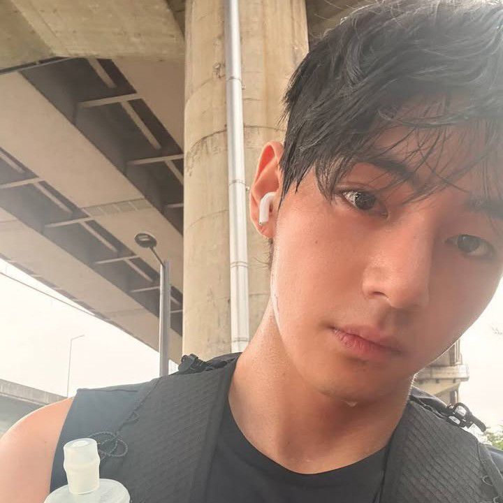 뷔 (방탄소년단)의 최신 사진