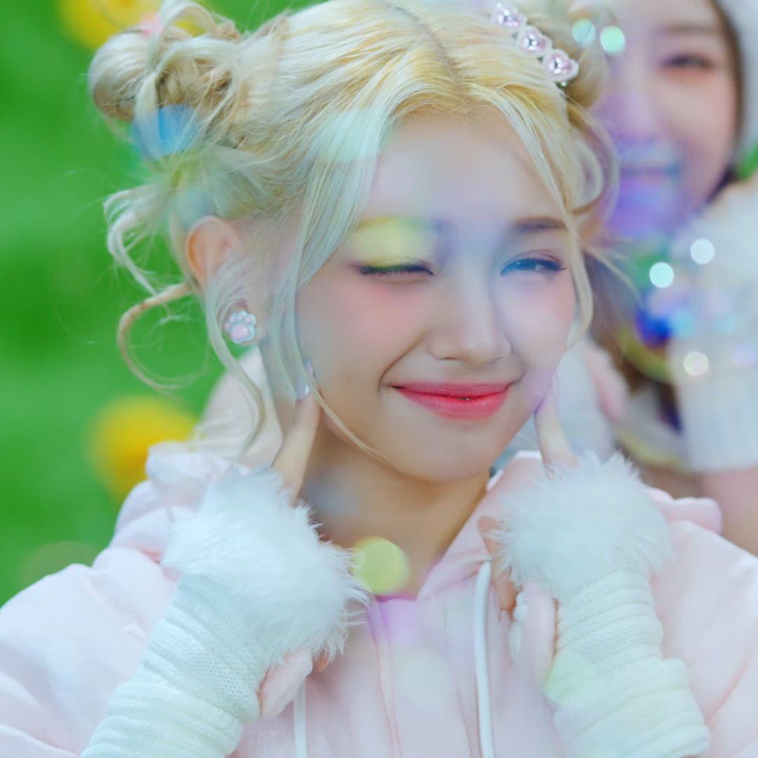 A moment captured by Gehlee (UNIS)'s fan