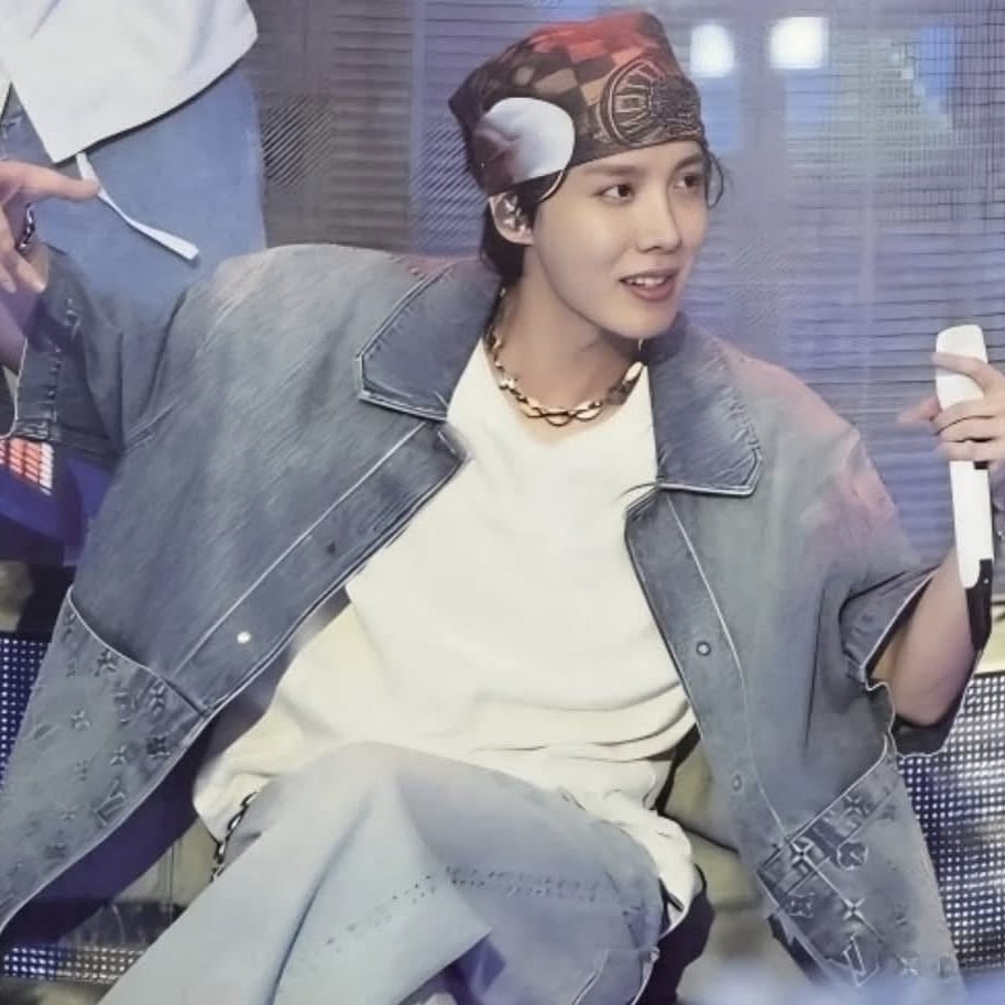 Momen yang diabadikan oleh penggemar j-hope (BTS)