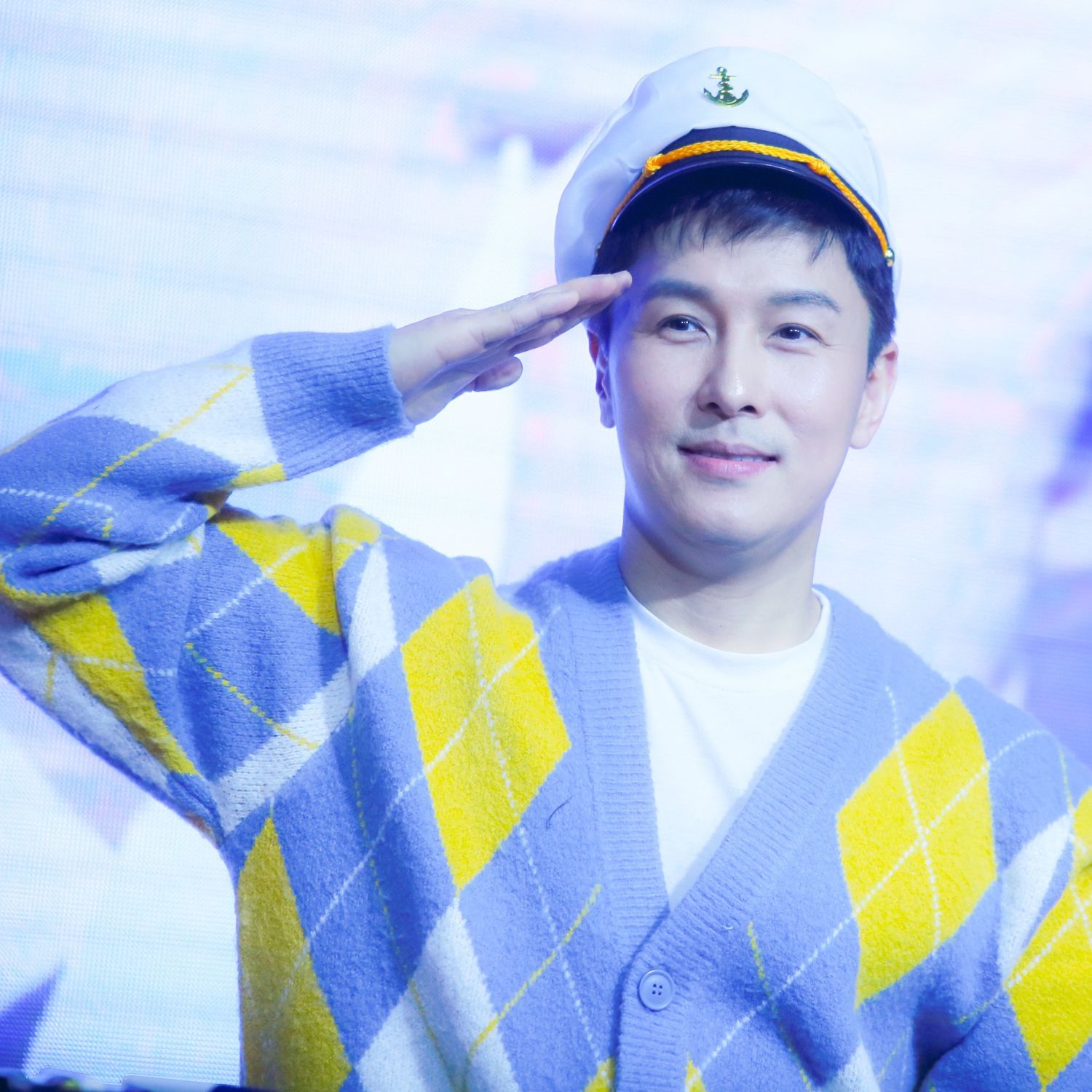 Behind-the-scenes cut of Kim Dongwan (SHINHWA)