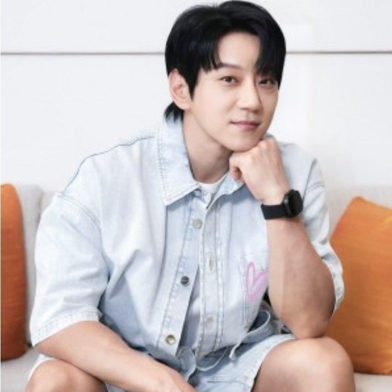 Recent activity shot of Hwang Chiyeol