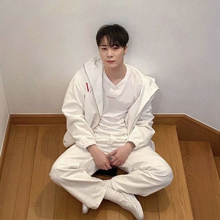 Behind-the-scenes cut of Moonbin (ASTRO)
