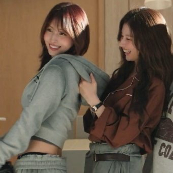 Foto aktivitas terbaru Momo (TWICE)