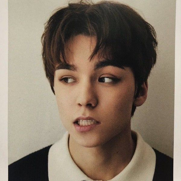 Foto aktivitas terbaru Vernon (SEVENTEEN)