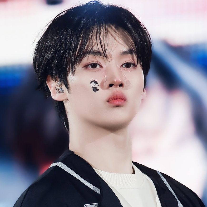 Latest photo of Lee Know (Stray Kids)