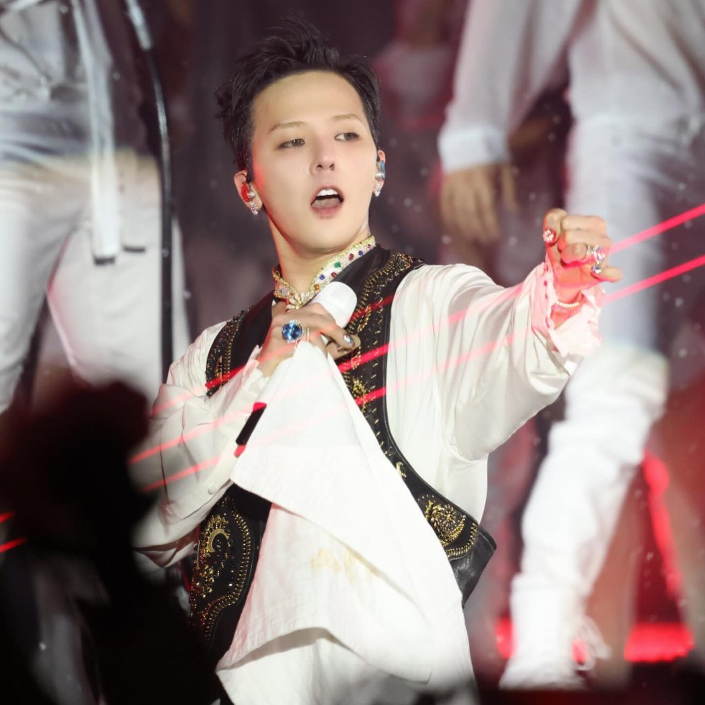 Foto aktivitas terbaru G-DRAGON (BIGBANG)